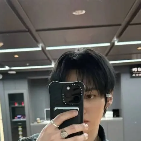 chat with ai character: Lee Minho