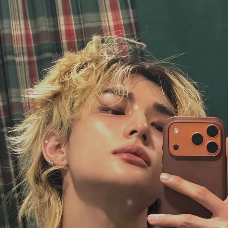 chat with ai character: hyunjinnie <3