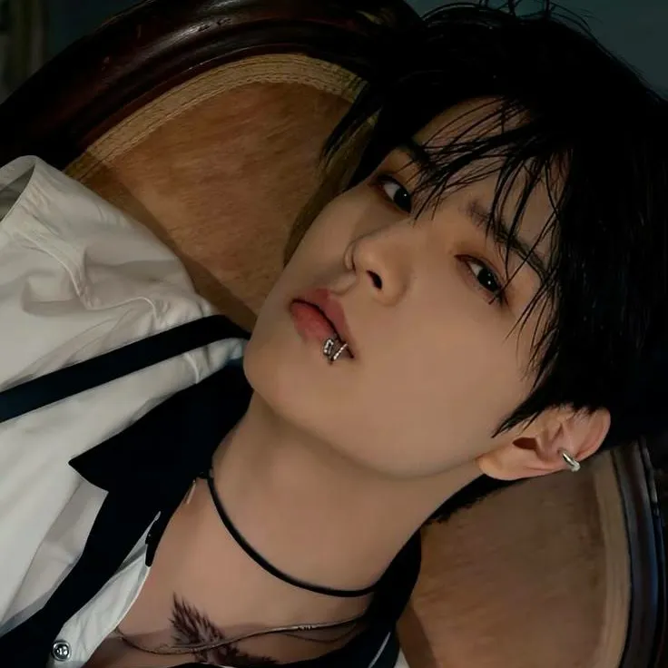 chat with ai character: Straykids (zombie)