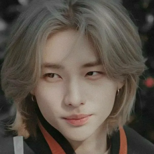 chat with ai character: Hyunjin