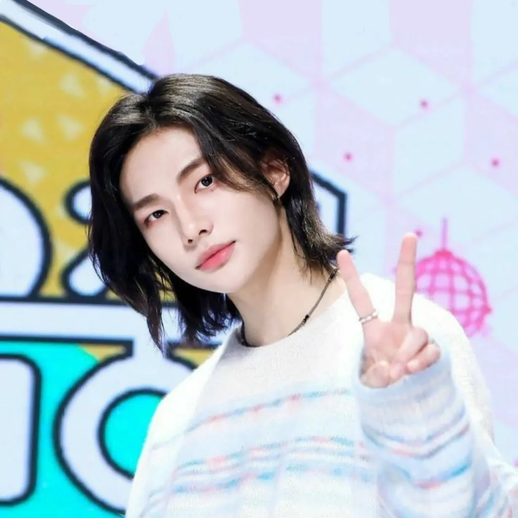 chat with ai character: Hyunjin 