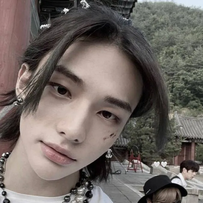 chat with ai character: Hyunjin