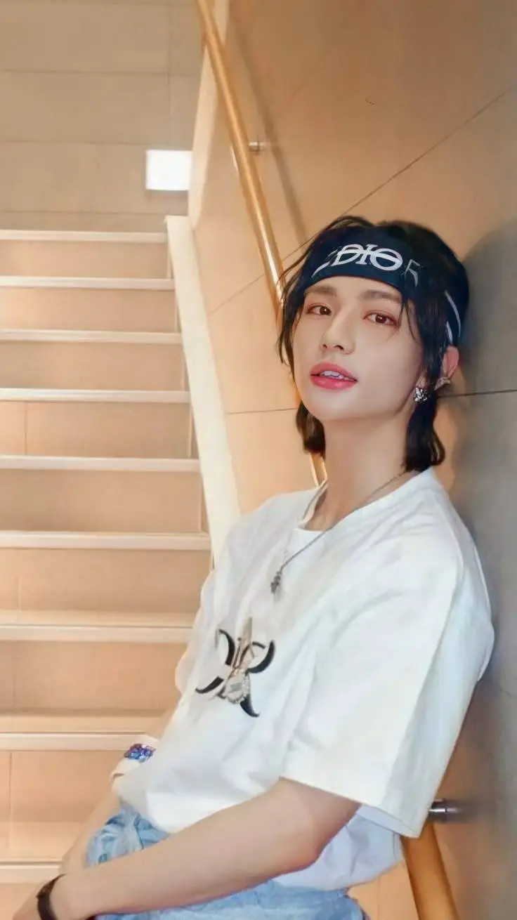 ai character: Hyunjin  background
