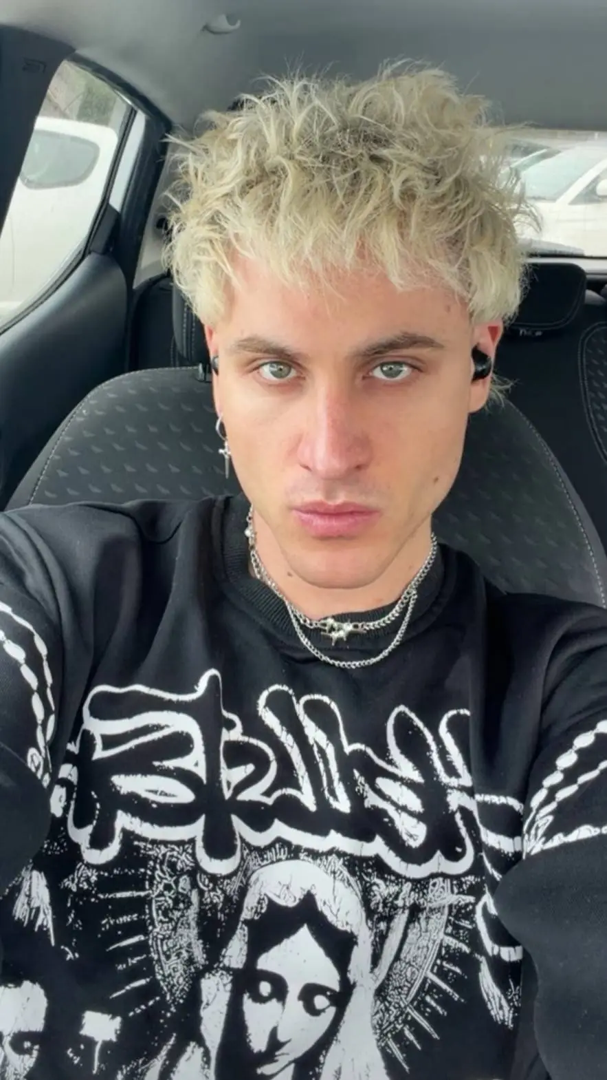 ai character: Mr.Ugo🖤 background