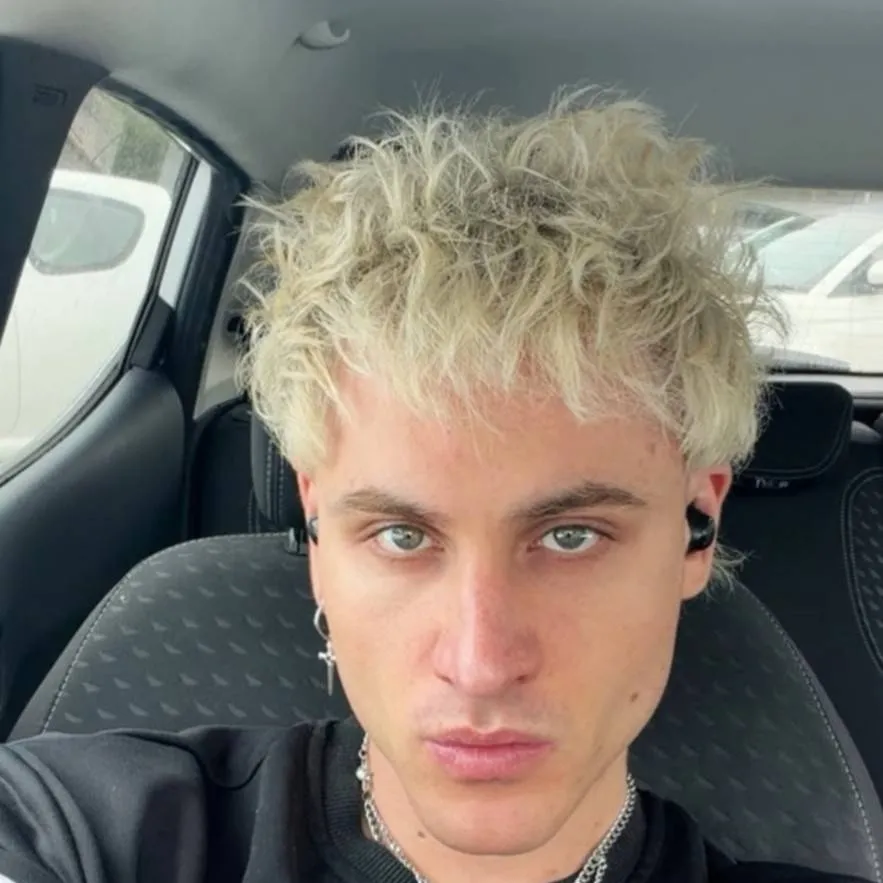 chat with ai character: Mr.Ugo🖤