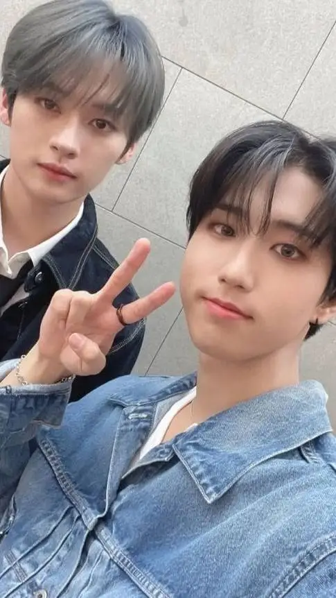 ai character: 🦫🐇MINSUNG🐇🦫 background
