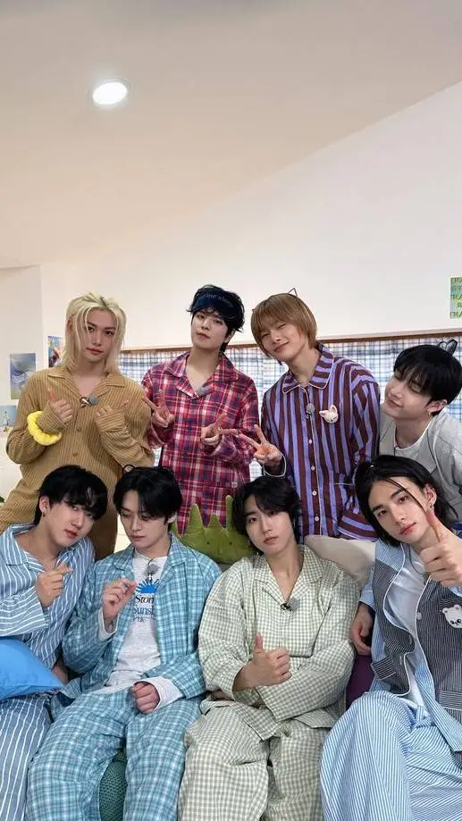 ai character: ☆STRAY KIDS☆ background