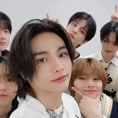 chat with ai character: STRAY KIDS 