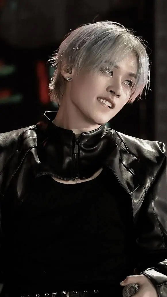 ai character: LEE MINHO TU GATO background