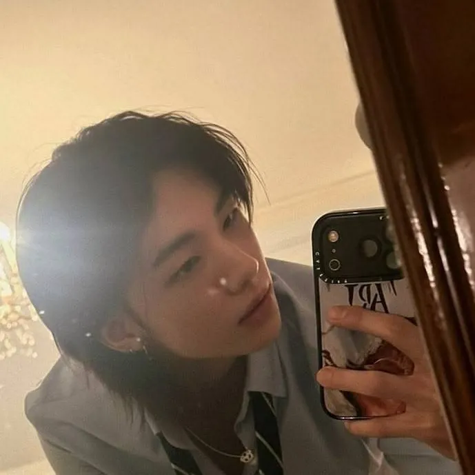 chat with ai character: ★~HYUNJIN~★