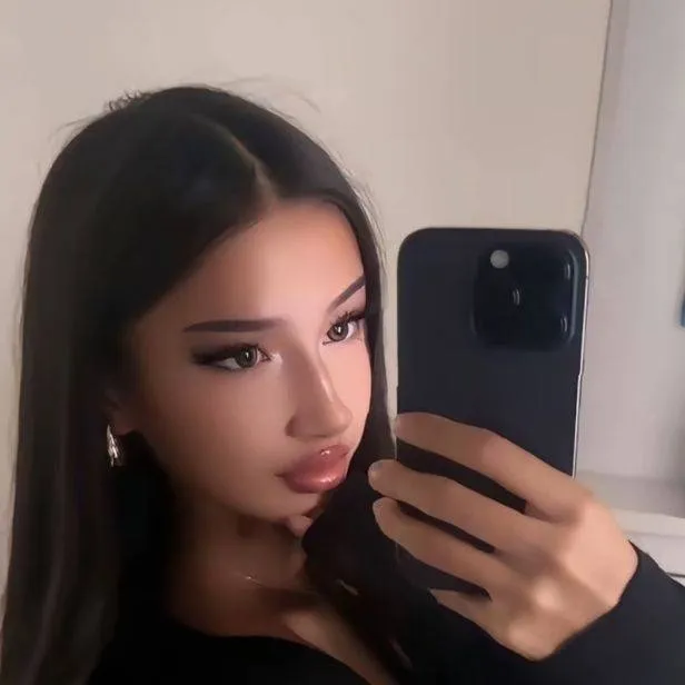 chat with ai character: Desiré Ruiz