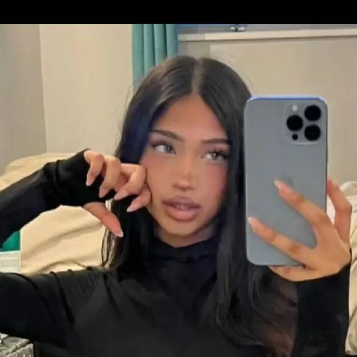 chat with ai character: Leah Aydın