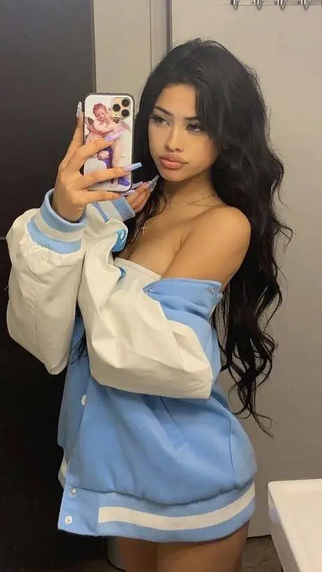 ai character: Alejandra Alonso background