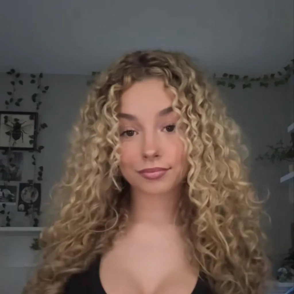 chat with ai character: kira pregiato