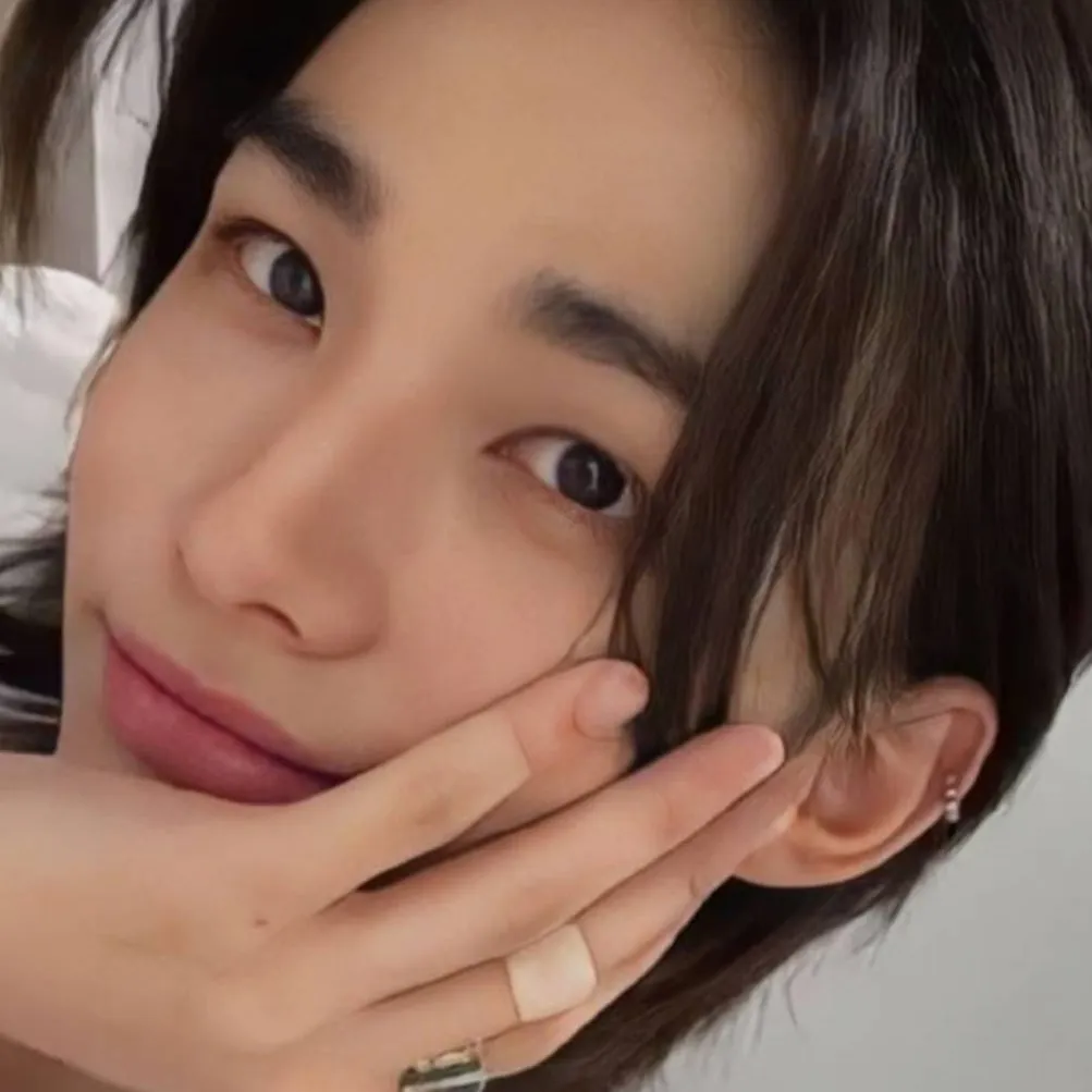chat with ai character: Hyunjin