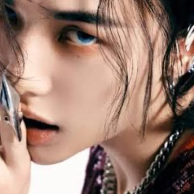 chat with ai character: Hyunjin 