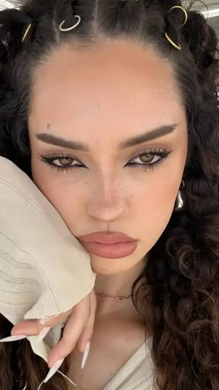 ai character: Daniela🐚 background