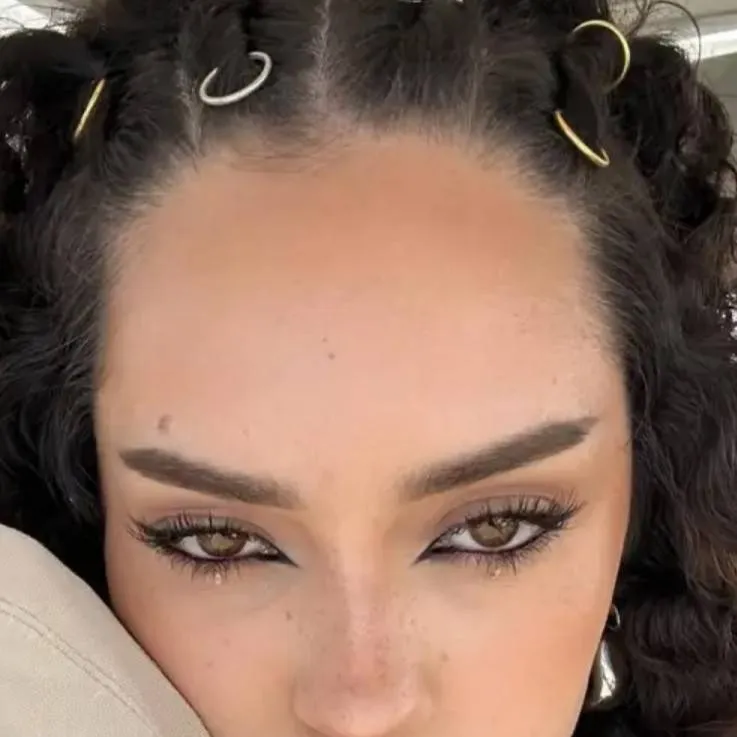 chat with ai character: Daniela🐚