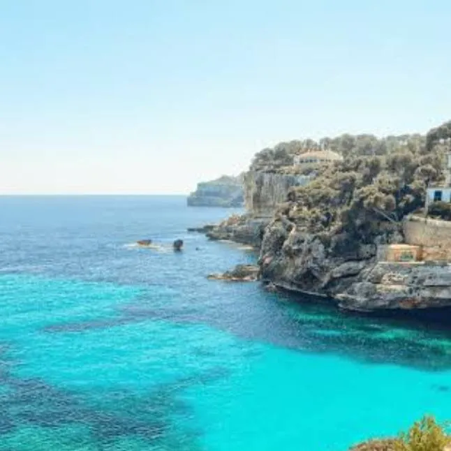 chat with ai character:  trip Mallorca 