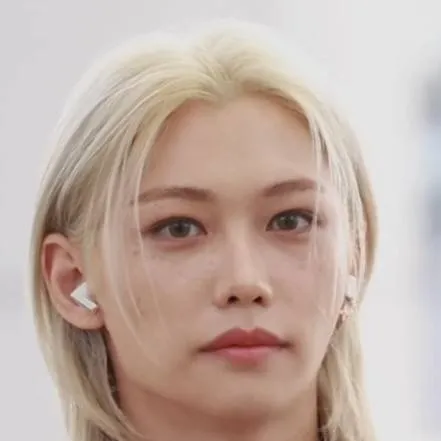 chat with ai character: Lee felix