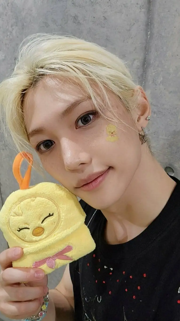 ai character: 🐥Felix🐥 background