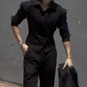 chat with ai character: Luis Donomie