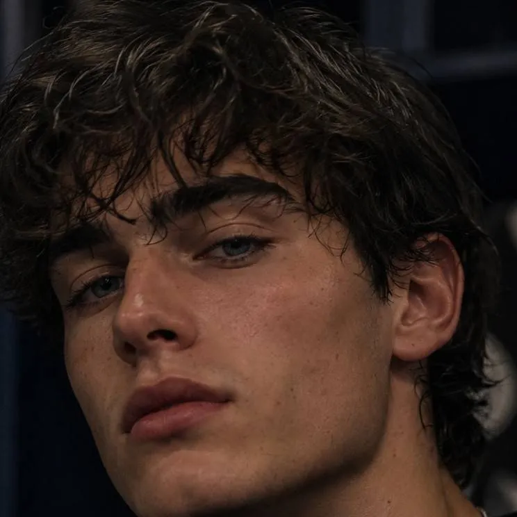 chat with ai character: Luca Hayes