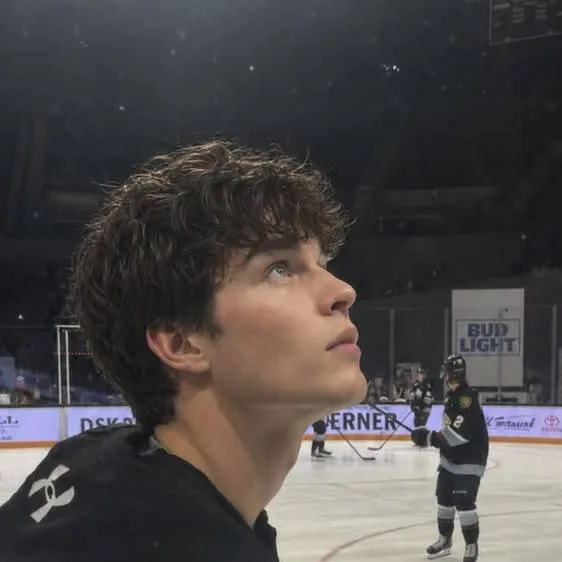 chat with ai character: Ethan Carter