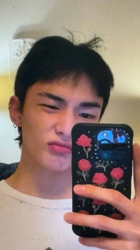 ai character: Hwang Hyunjin background
