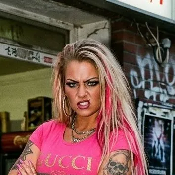 chat with ai character: Shirin