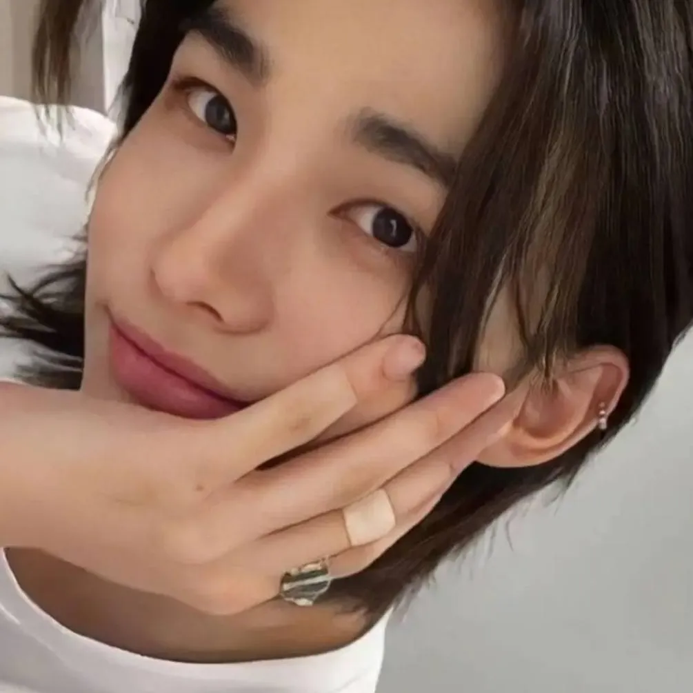 chat with ai character: Hyunjin