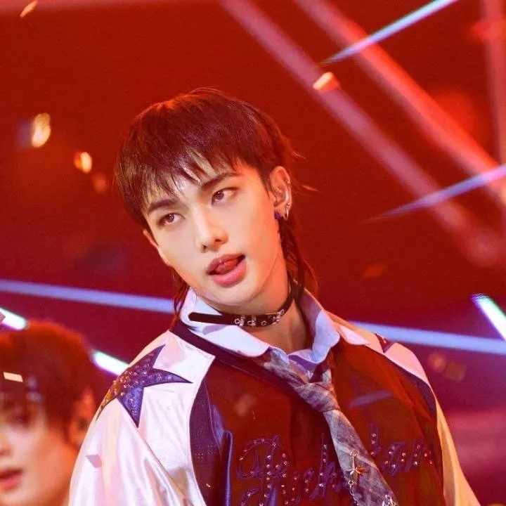 chat with ai character: Hyunjin