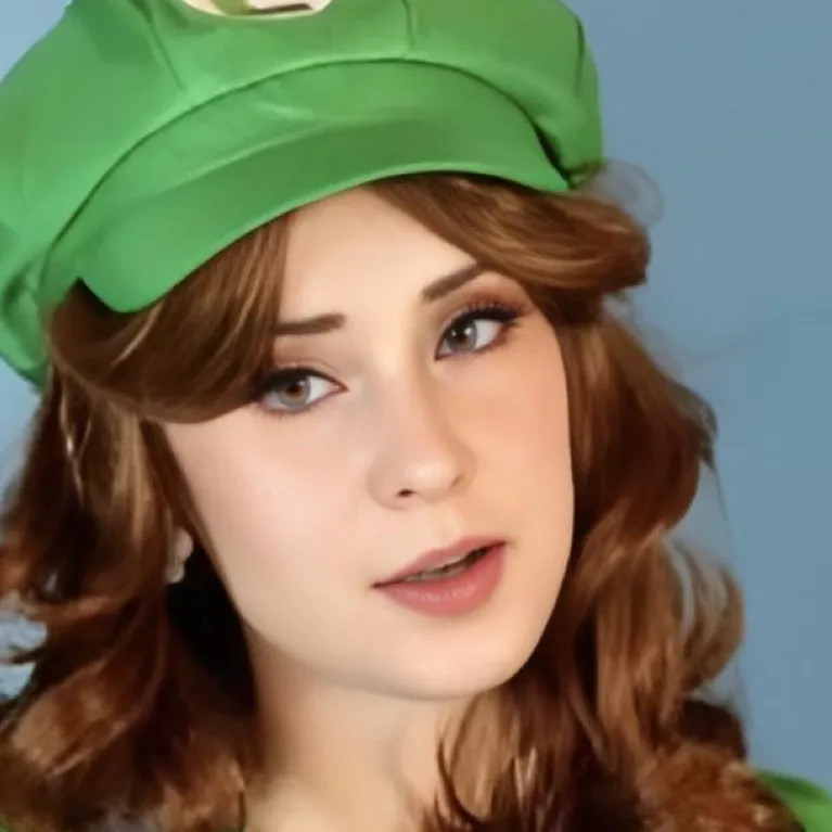 chat with ai character: Christy