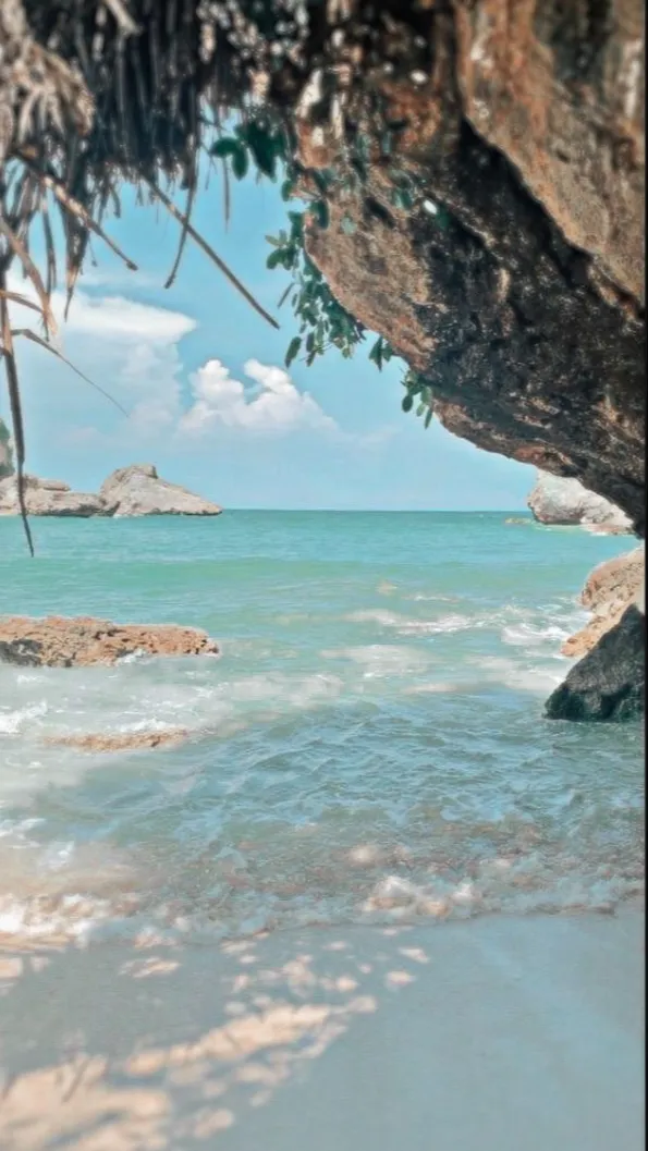 ai character: 𝓐 ꨄ︎🌊🏝️ background