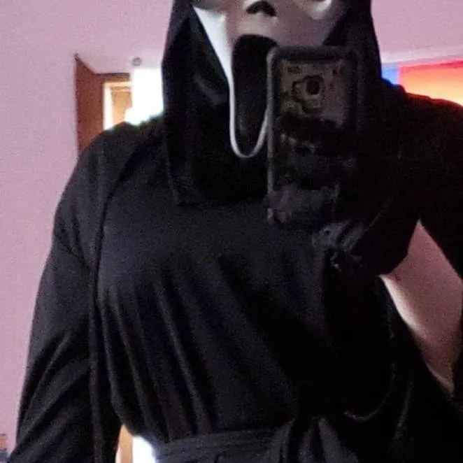 chat with ai character: Ghost face fem