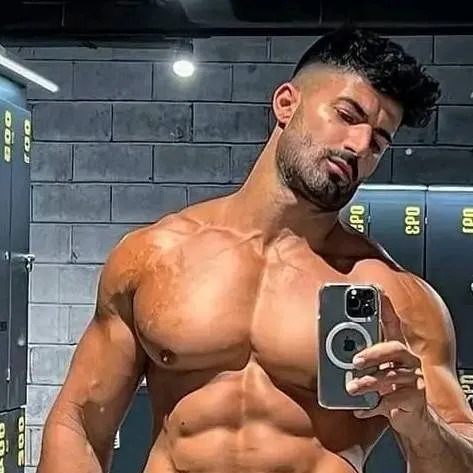 chat with ai character: romam