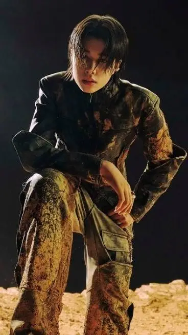 ai character: Louis Elliot background