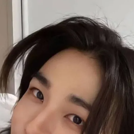 chat with ai character: Hyunjin