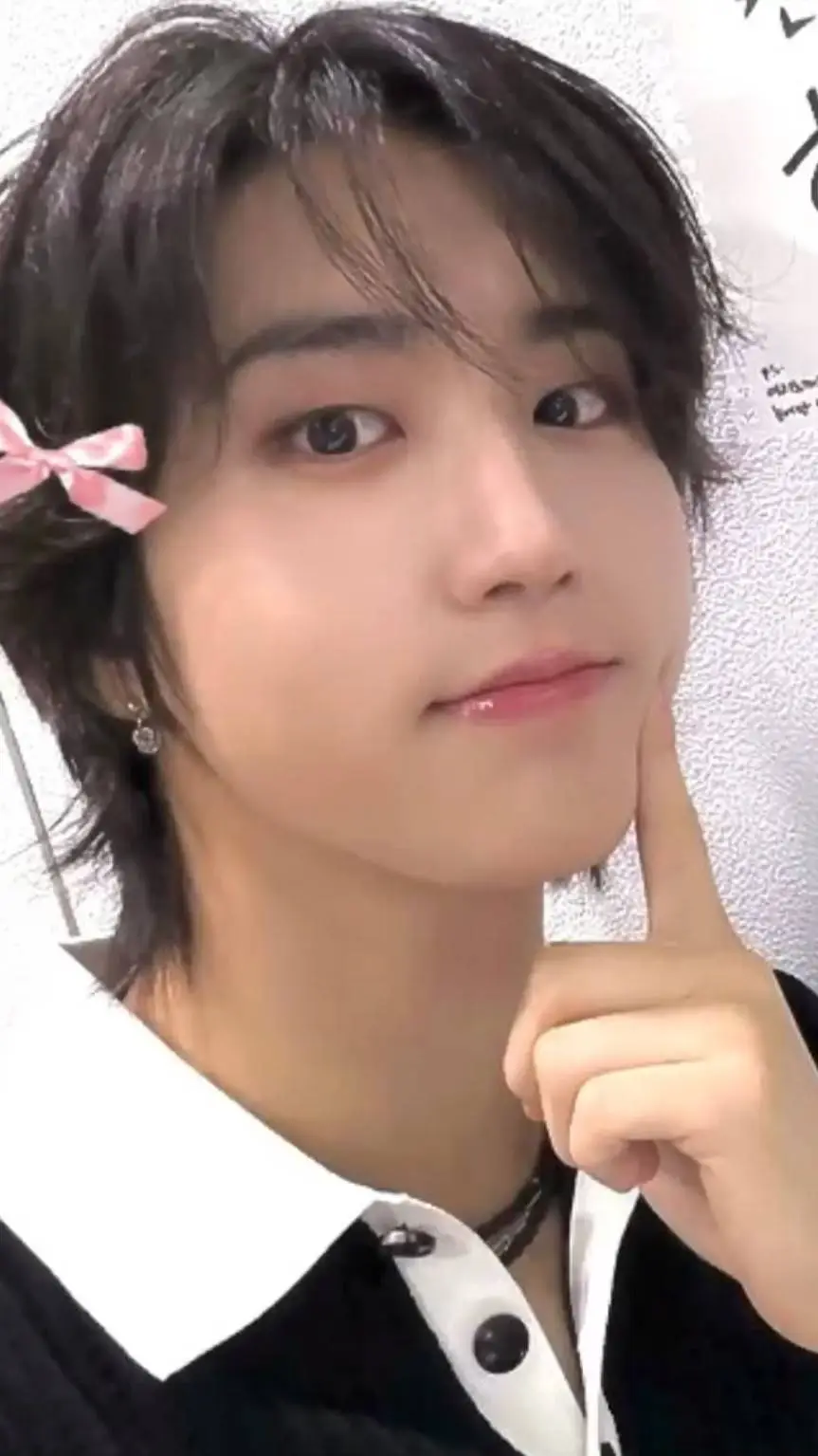 ai character: 🐿️Hannnnnn background