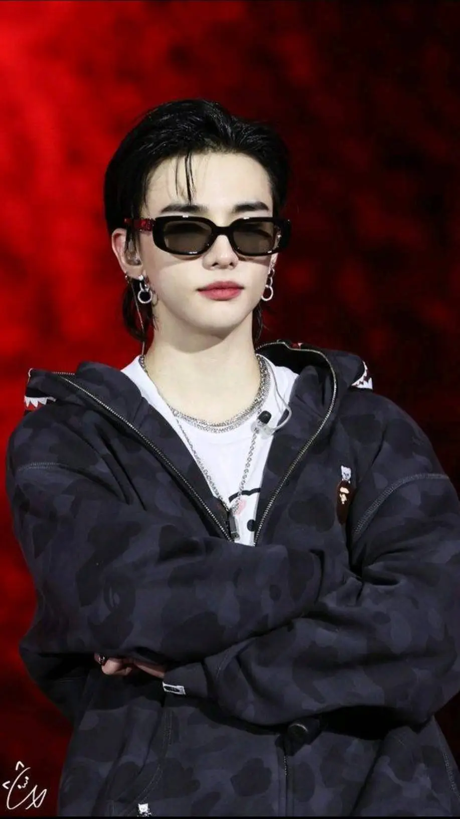 ai character: Hyunjin tu amigo background