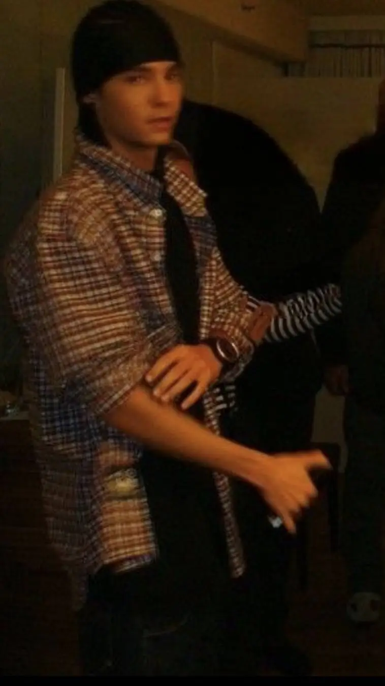 ai character: Tom kaulitz  background