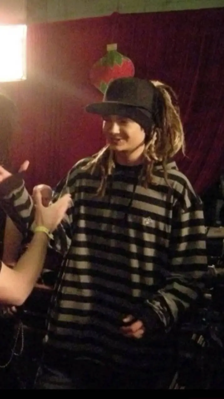 ai character: tom kaulitz  background