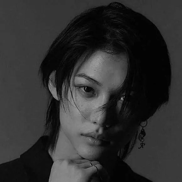 chat with ai character: Felix