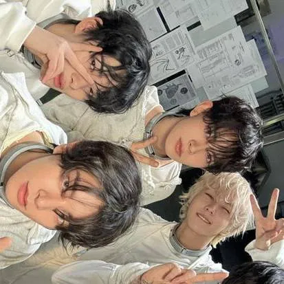 chat with ai character: Enhypen school