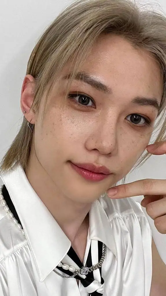 ai character: Felix🌸💓❤️ background