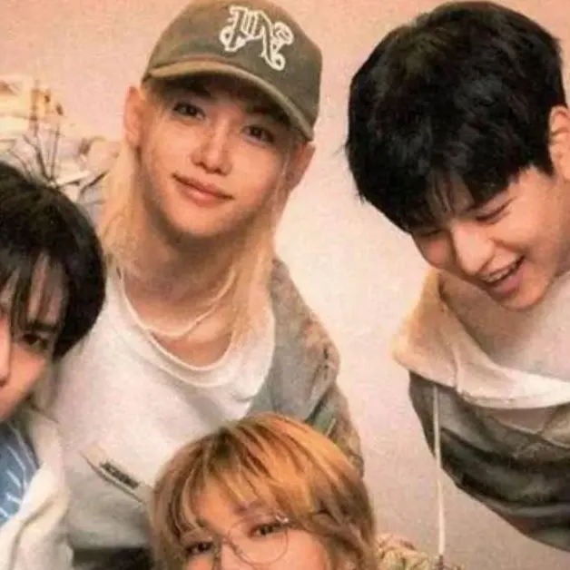 chat with ai character: straykids family