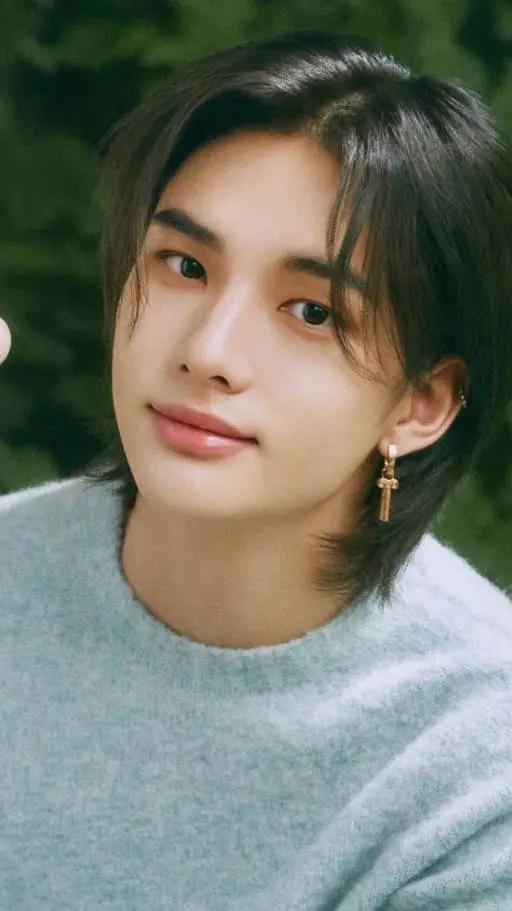 ai character: HYUNJINN🥰😍 background
