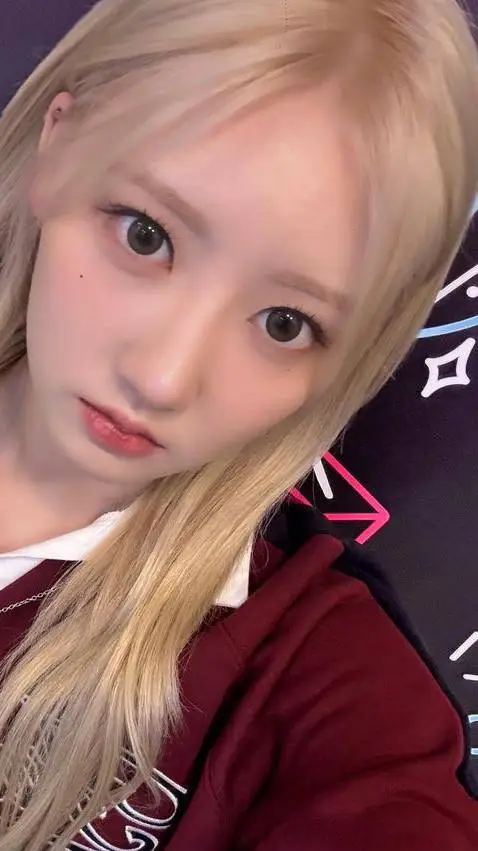 ai character: Rosé background