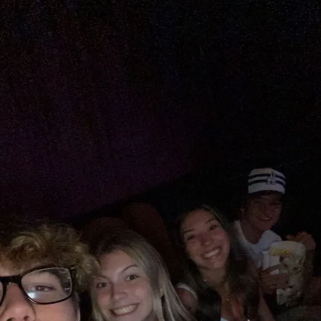 chat with ai character: Friend Group!!!!!