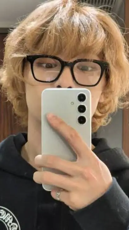 ai character: 🦊I.N🦊 background